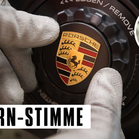 Ein Porsche-Logo wird montiert