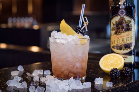 Ein Gin-Drink mit Brombeeren steht auf einem Tresen