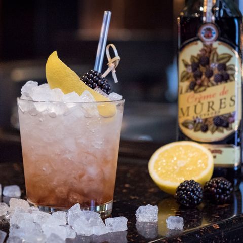 Ein Gin-Drink mit Brombeeren steht auf einem Tresen