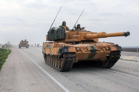Ein Leopard 2A4 fährt auf einer türkischen Straße in der Nähe der syrischen Grenze