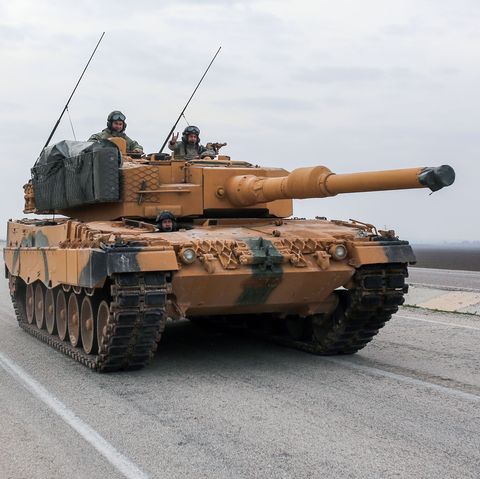Ein Leopard 2A4 fährt auf einer türkischen Straße in der Nähe der syrischen Grenze