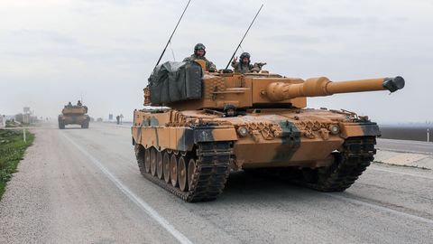 Ein Leopard 2A4 fährt auf einer türkischen Straße in der Nähe der syrischen Grenze