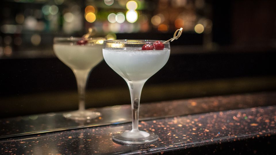 Tresengeschichten: Sieht verführerisch aus und schmeckt auch so: der Gin-Klassiker Aviation Sieht verführerisch aus und schmeckt auch so: der Gin-Klassiker Aviation