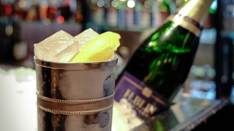 Tresengeschichten: Vereint erstklassigen Gin mit gutem Champagner: French 75 Vereint erstklassigen Gin mit gutem Champagner: French 75