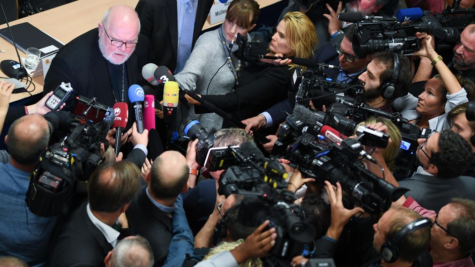 Kardinal Reinhard Marx steht der Presse Rede und Antwort