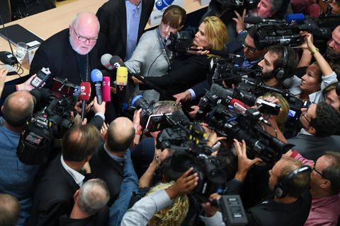 Kardinal Reinhard Marx steht der Presse Rede und Antwort