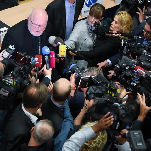 Kardinal Reinhard Marx steht der Presse Rede und Antwort