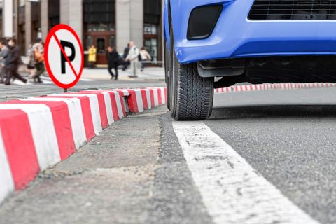 Eine Auto steht im Halteverbot