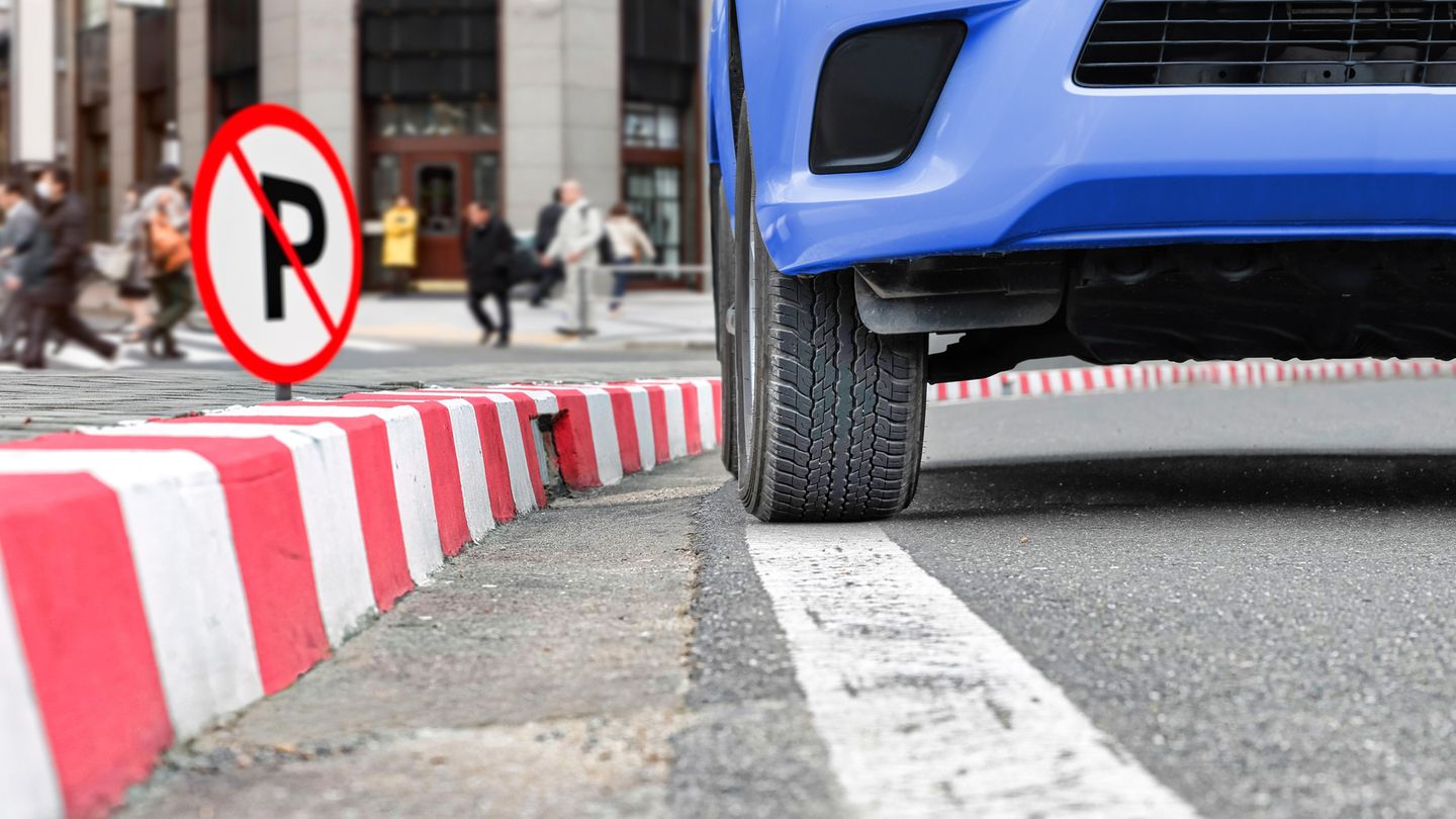 Eine Auto steht im Halteverbot