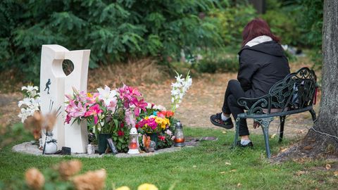 Die Mutter der getöteten Schülerin Keira aus Berlin trauert am Grab ihrer Tochter