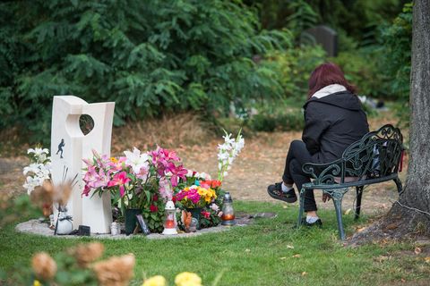 Die Mutter der getöteten Schülerin Keira aus Berlin trauert am Grab ihrer Tochter