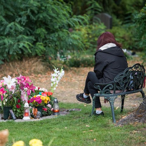Die Mutter der getöteten Schülerin Keira aus Berlin trauert am Grab ihrer Tochter