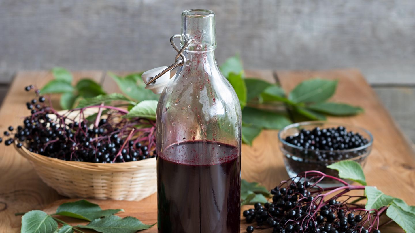 Schwarze Holunderbeeren  Die dunkelrot gefärbten Beeren gelten als sehr gesund: Sie enthalten reichlich Kalium und Magnesium, die Vitamine B und C, sowie Flavonoide. Leider steckt in den Beeren auch der Giftstoff Sambunigrin, der Erbrechen, Durchfall und Schüttelfrost auslösen kann. "Holunderbeeren müssen für kurze Zeit auf über 80 Grad erhitzt werden, um das Sambunigrin und andere unbekömmliche Stoffe unschädlich zu machen“, erklärt Susanne Moritz, Ernährungsexpertin der Verbraucherzentrale Bayern in einer Mitteilung.  Gut zu wissen: Unreife Früchte enthalten besonders viel Sambunigrin. Holunderbeeren sollten daher erst dann geerntet werden, wenn die Beeren voll ausgereift sind. Auch ausgereifte Holunderbeeren sind jedoch nicht zum Rohverzehr geeignet.