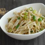 Sprossen  Krank durch Sprossen? Das geht! Die Keimlinge sind Naturprodukte und damit anfällig für Keimbelastungen. Hersteller verkaufen die Produkte oftmals nur mit entsprechendem Warnhinweis: "Nicht zum Rohverzehr geeignet". Wer auf Nummer sicher gehen will, blanchiert die Sprossen. Ausgiebiges Waschen ist sowieso Pflicht.