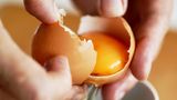 Eier  Rohe Eier können Salmonellen enthalten - kleine, stäbchenförmige Bakterien, die eine Lebensmittelvergiftung auslösen. Die Keime fühlen sich besonders wohl bei warmen Temperaturen. Im Sommer treten Vergiftungen mit Salmonellen daher besonders häufig auf. Potenziell belastet sind auch Speisen, die Rohei enthalten, etwa Mayonnaise und Tiramisu.  Nach Angabe des Bundesinstituts für Risikobewertung (BfR) haben Krankheitsausbrüche durch Rohei in den vergangenen Jahren zwar "erheblich abgenommen". Gründe hierfür seien "europaweite Programme zur Überwachung und Bekämpfung von Salmonellen bei Legehennen".  Nichthitzebehandelte Eier gelten dennoch als "risikoreiche Lebensmittel". Wer auf Nummer sicher gehen will, sollte sie nicht roh essen.