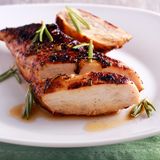 Hähnchenfleisch  Egal ob Brustfilet oder Keule: Geflügelfleisch sollte vor dem Verzehr immer durcherhitzt werden. Das liegt zum einen an der Gefahr einer möglichen Salmonellenvergiftung. Viel häufiger sind jedoch Lebensmittelinfektionen mit sogenannten Campylobacter-Keimen. Dabei handelt es sich um stäbchenförmige Bakterien, die schon in geringer Anzahl zu einer Lebensmittelinfektion führen können. Es drohen Fieber, Übelkeit und Durchfall. Durch sorgfältiges Garen werden alle Keime abgetötet. Als sicher gilt ein Lebensmittel laut Bundesinstitut für Risikobewertung (BfR) dann, wenn im Inneren für die Dauer von zwei Minuten mindestens 70 Grad Celsius herrschen.  Mehr zu dem Thema und warum Sie Geflügelfleisch keinesfalls waschen sollten, erfahren Sie hier.