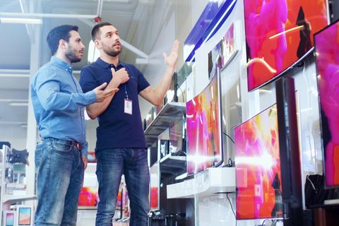 Ein Kunde lässt sich beim Fernseher-Kauf beraten