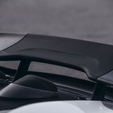 Wegen des nach oben austretenden Auspuffs ist das Mittelteil des Heckflügels aus besonders hitzebeständigen Material