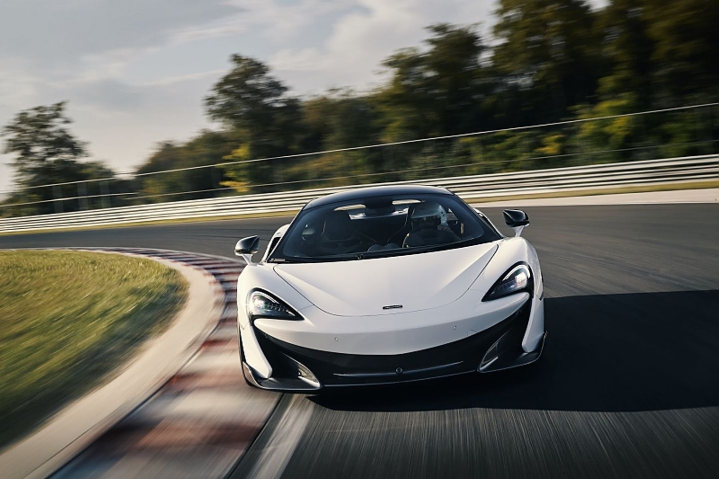 Aus einer Geschwindigkeit von 200 km/h steht der McLaren 600LT nach 117 Metern - das ist nur ein Meter länger als der Hypersport