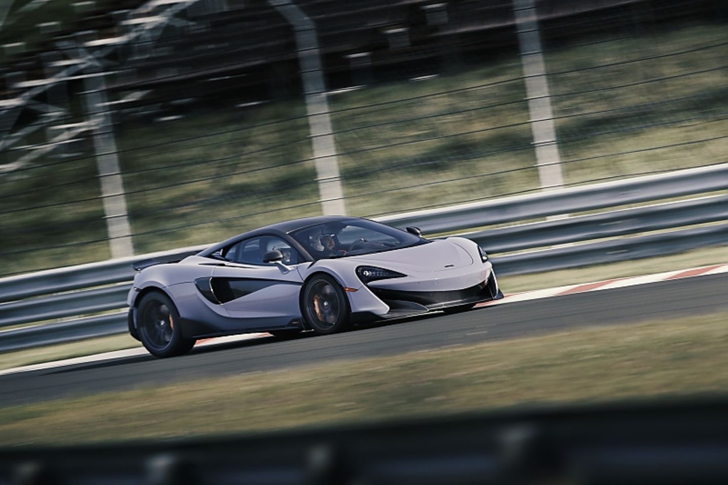 Der McLaren 600LT erreicht nach 2,9 Sekunden die 100 km/h Marke