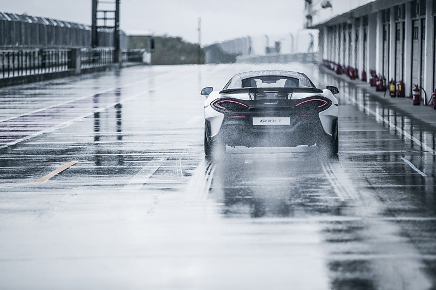 Auch bei nassen Verhältnissen bleibt der McLaren 600LT beherrschbar