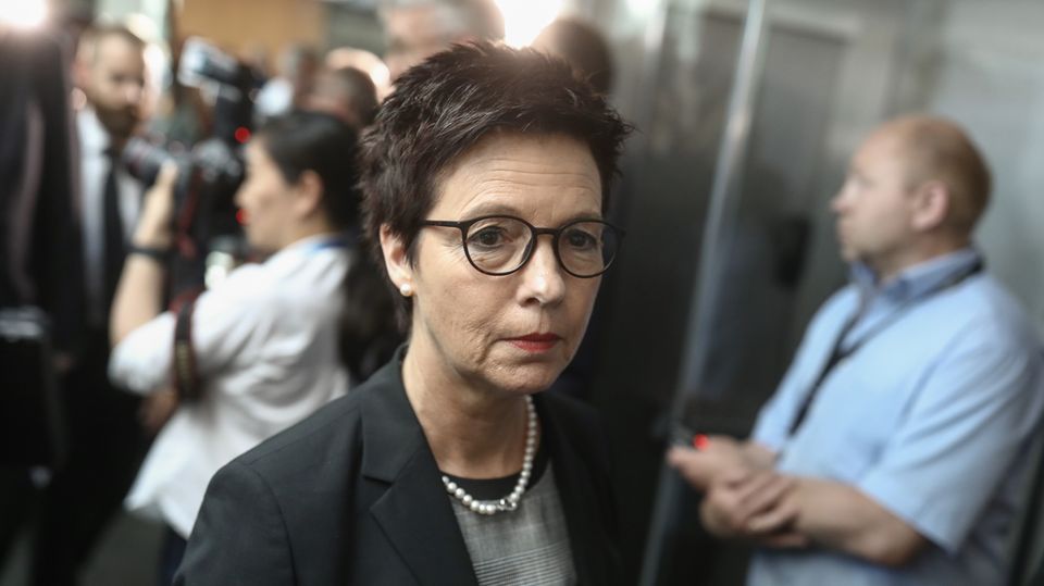 Jutta Cordt, eine Frau mit kurzen, dunkelbraunen Haaren und einer schwarzen Hornbrille, sieht traurig aus