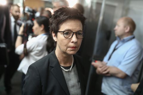Jutta Cordt, eine Frau mit kurzen, dunkelbraunen Haaren und einer schwarzen Hornbrille, sieht traurig aus