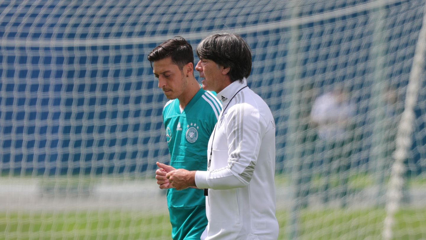 Noch bei der WM 2018 war ein Gespräch zwischen Joachim Löw (r.) und Mesut Özil (l.) kein Problem