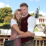 Als gebürtige Bayerin will Bachelorette Nadine Klein natürlich nicht auf die Wiesn verzichten. Gemeinsam mit ihrem Auserwählten Alexander Hindersmann besuchte sie das Oktoberfest und feierte zudem ihren 33. Geburtstag.