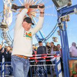 Prinz Frédéric von Anhalt versuchte sich am "Hau den Lukas". Mit der Tracht hat's der 75-Jährige offenbar nicht so: Der Wahlkalifornier trug lieber Designer-Pullover.