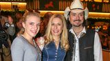 Sie sehen aus wie Zwillinge, sind aber Mutter und Tochter: Johanna und Stefanie Hertel. Vater der 17-Jährigen ist Musiker Stefan Mross, mit dem Hertel von 2006 bis 2012 verheiratet war. Der Mann mit dem Cowboyhut ist Hertels aktueller Gatte Lanny Lanner.