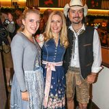 Sie sehen aus wie Zwillinge, sind aber Mutter und Tochter: Johanna und Stefanie Hertel. Vater der 17-Jährigen ist Musiker Stefan Mross, mit dem Hertel von 2006 bis 2012 verheiratet war. Der Mann mit dem Cowboyhut ist Hertels aktueller Gatte Lanny Lanner.