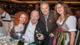 Flitterwochen auf der Wiesn: Laura Käfer und Ralph Siegel (2.v.l.) haben vor knapp zwei Wochen in München geheiratet. Für den 72-Jährigen ist es bereits die vierte Ehe. Im Marstall Festzelt posierte das Ehepaar gemeinsam mit Musiker Günther Sigl von der Spider Murphy Gang und dessen Ehefrau Doris Furtmair.