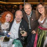 Flitterwochen auf der Wiesn: Laura Käfer und Ralph Siegel (2.v.l.) haben vor knapp zwei Wochen in München geheiratet. Für den 72-Jährigen ist es bereits die vierte Ehe. Im Marstall Festzelt posierte das Ehepaar gemeinsam mit Musiker Günther Sigl von der Spider Murphy Gang und dessen Ehefrau Doris Furtmair.