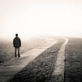 Mann steht am Straßenrand