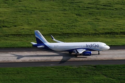 Ein Airbus A320 der indischen Billigfluglinie IndiGo rollt zum Start