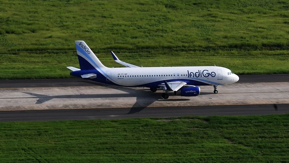 Ein Airbus A320 der indischen Billigfluglinie IndiGo rollt zum Start