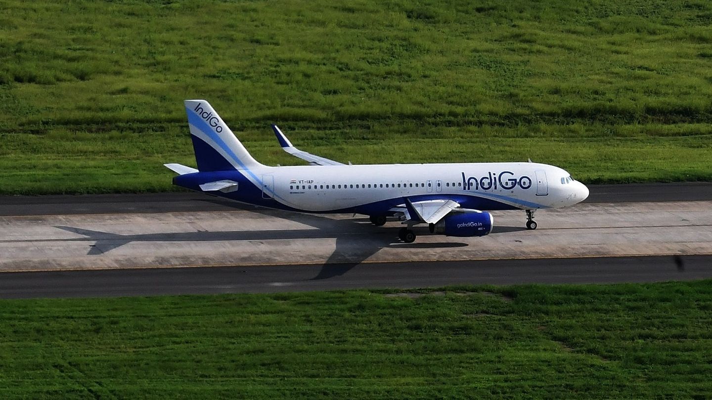 Ein Airbus A320 der indischen Billigfluglinie IndiGo rollt zum Start