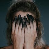 Frau mit schwarzen Händen