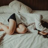 Mädchen liegt auf einem Bett