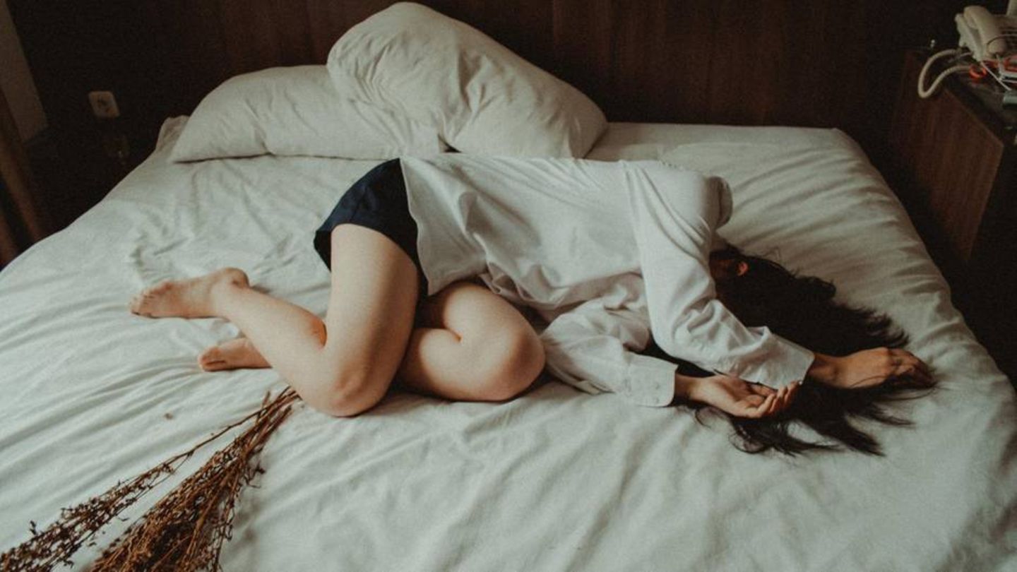 Mädchen liegt auf einem Bett