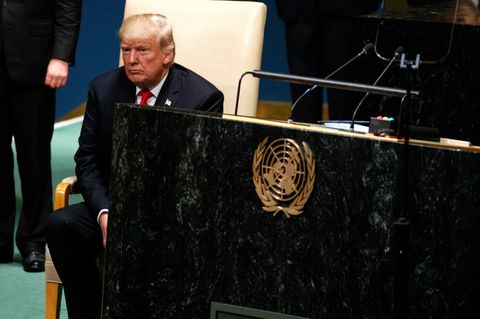 Donald Trump sitzt nach seiner Rede vor den Vereinten Nationen neben dem Rednerpult