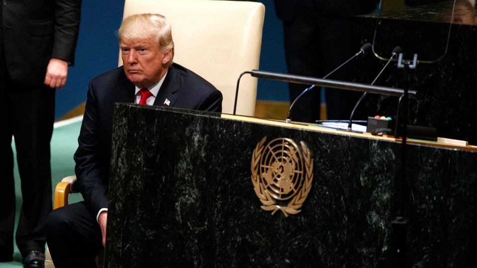 Donald Trump sitzt nach seiner Rede vor den Vereinten Nationen neben dem Rednerpult