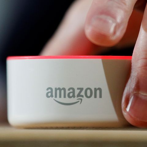Amazon: Ein "Echo Dot" auf einem Tisch.