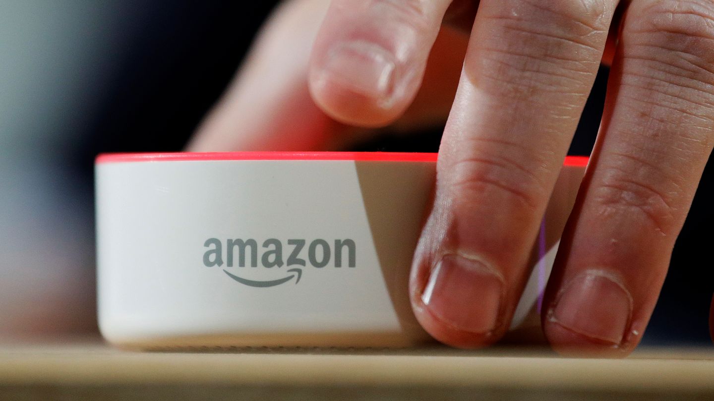 Amazon: Ein "Echo Dot" auf einem Tisch.