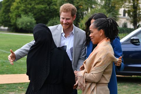 Harry begrüßt eine Muslima