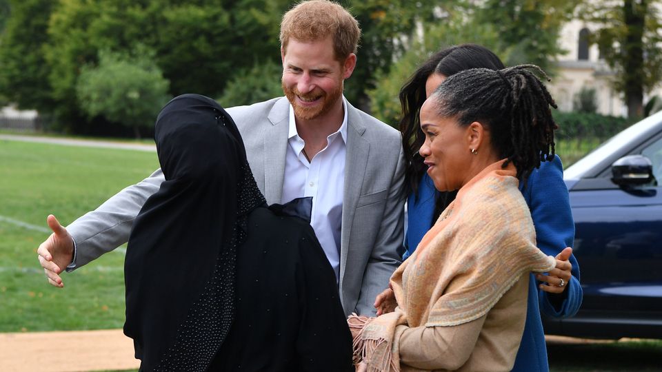 Harry begrüßt eine Muslima Harry begrüßt eine Muslima