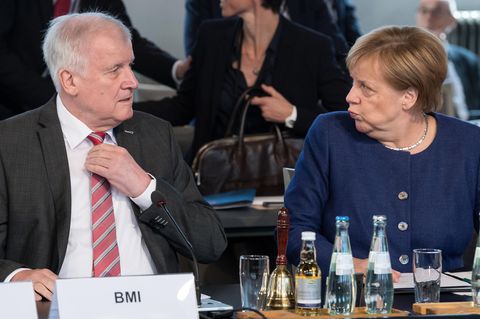 Horst Seehofer und Angela Merkel: Der Regierung geht's vielleicht nicht bestens, den Deutschen aber eigentlich schon