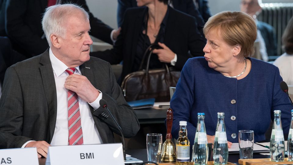 Horst Seehofer und Angela Merkel: Der Regierung geht's vielleicht nicht bestens, den Deutschen aber eigentlich schon Horst Seehofer und Angela Merkel: Der Regierung geht's vielleicht nicht bestens, den Deutschen aber eigentlich schon