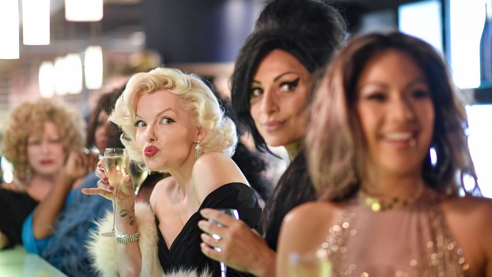 Doppelgängerinnen von Marilyn Monroe, Amy Winehouse und Jennifer Lopez bei einer Show im Hotel Estrel in Berlin Doppelgängerinnen von Marilyn Monroe, Amy Winehouse und Jennifer Lopez bei einer Show im Hotel Estrel in Berlin